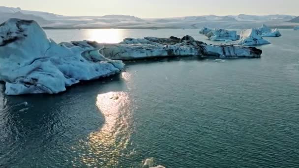 冰岛绿松石冰川湖中的大块浮冰在落日落山时从融化的冰川形成的清澈的蓝色冰山 高质量的4K镜头 — 图库视频影像