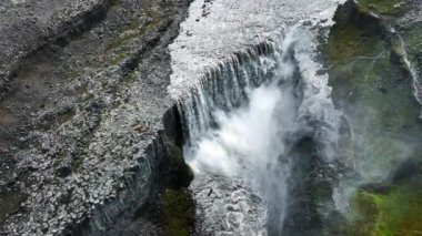 Berrak Dağ Kanyonu 'ndaki Büyük Şelale Temiz İzlanda Bölgesi Güneşli bir Yaz Günü Güzel Turist Çekimi Açık Dağ Buzul Nehri Epic Aerial View 4k. Yüksek kalite 4k görüntü