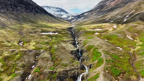 山の中の巨大な滝キャニオンクリアプリーストリーアイスランドの風景晴れた夏の日に美しい場所観光名所氷河川エピック空中ビュー4K 高品質4K映像 — ストック動画
