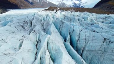 Vatnajokull Buzulu İzlanda 'da. Eski saf mavi buz. Kış manzaralı hava manzarası. Popüler turist mekanı. Avrupa 'nın en büyük buzulu. Temiz donmuş su. Küresel ısınma kavramı. Yüksek kalite 4k görüntü