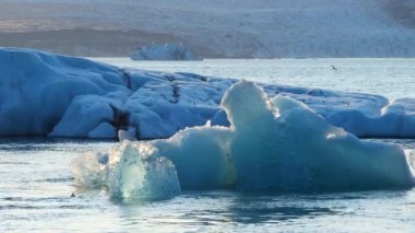 Mavi buzdağı denizde yüzüyor. Saf buz eriyor. Jokulsarlon Buzul Gölü