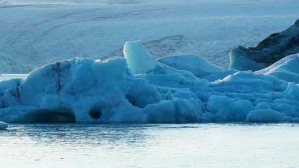 青い氷山が海に浮かぶ 純粋な氷が溶けている ジョクルサロン氷河ラグーン — ストック動画