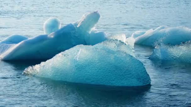 蓝色的冰山在海里漂浮 纯净的冰在融化 Jokulsarlon冰川泻湖 — 图库视频影像