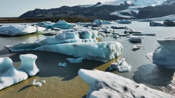 Grandes Pedaços Gelo Flutuam Lagoa Geleira Paisagem Islândia Icebergs Azuis — Vídeo de Stock