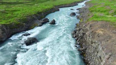 İzlanda 'da manzara nehri. Berrak turkuaz buzullu yaz manzarası. Yüksek kalite 4k görüntü