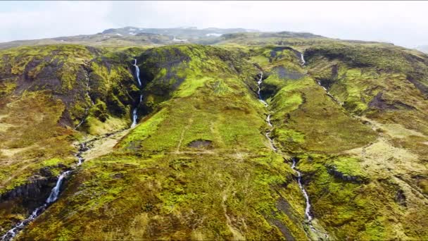 Zlanda Daki Manzaralı Dağlık Arazi Nehir Volkanik Dağların Içinden Akar — Stok video