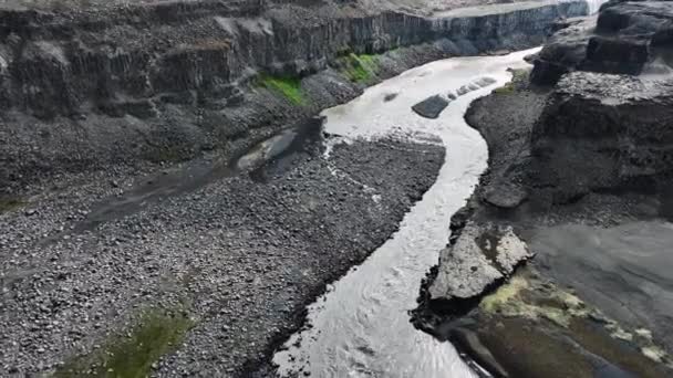 冰岛高山峡谷巨大的地质现象 夏天高地土壤侵蚀 欧洲风景名胜 从鸟瞰 空中4K看欧洲风景 — 图库视频影像