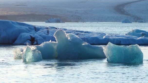 蓝冰山与冰河清澈自然的分离冰河清澈的蓝冰漂流盐水绿松石冰舱中受欢迎的旅游胜地乔库沙隆冰川湖 — 图库视频影像