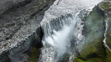 Berrak Dağ Kanyonu 'ndaki Büyük Şelale Temiz İzlanda Bölgesi Güneşli bir Yaz Günü Güzel Turist Çekimi Açık Dağ Buzul Nehri Epic Aerial View 4k. Yüksek kalite 4k görüntü