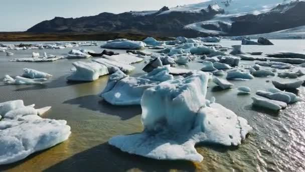 Ice Chunks Float Glacier Lagoon Blue Icebergs Forming Melting Glacier — 图库视频影像