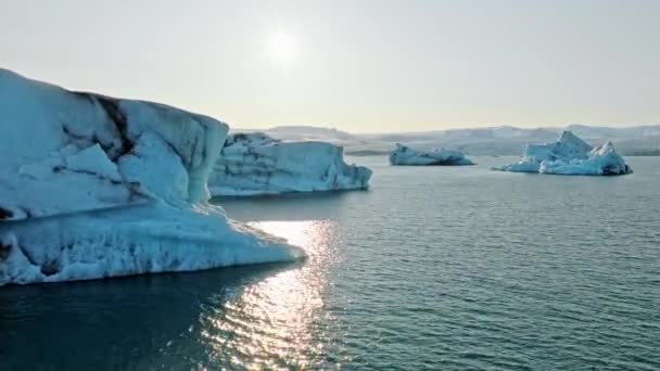 Grandes Pedaços Gelo Flutuam Lagoa Glaciar Turquesa Islândia Clear Blue — Vídeo de Stock