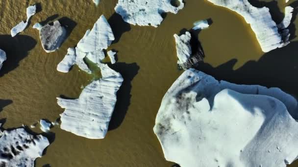 冰岛全球暖化中的布朗冰川湖中的大块浮冰与从融化的冰川形成的清晰的蓝色冰山在黎明4K处的空中景观 — 图库视频影像