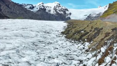 İzlanda 'daki Doğa Vatnajokull Buzulu beyaz kar ve mavi buz mevsimi mevsimi manzarası 4k. Yüksek kalite 4k görüntü