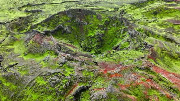 絶滅した火山の風景は 火山の山の早春に苔で覆われている アイスランドの純粋な手付かずの自然 地球上の地熱活動の痕跡 壮大な空中ビュー4K — ストック動画