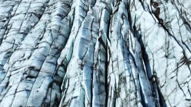 İzlanda 'daki Doğa Vatnajokull Buzulu beyaz kar ve mavi buz mevsimi mevsimi manzarası 4k. Yüksek kalite 4k görüntü