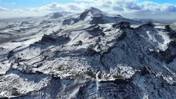 Widok Lotu Ptaka Krajobraz Gór Śniegu Islandii Pod Błękitnym Niebem — Wideo stockowe