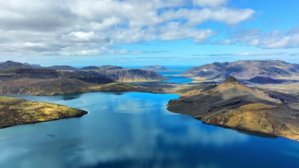 Lago Montaña Pintoresco Reflejo Nubes Aguas Cristalinas Glaciares Paisaje Aéreo — Vídeos de Stock