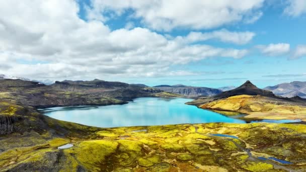 Bergssjö Pittoresk Spegling Moln Klart Isvatten Natursköna Flyglandskap Island Högkvalitativ — Stockvideo
