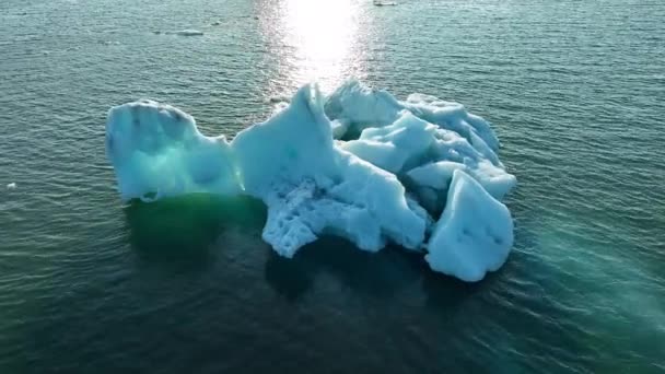 Velké Kusy Ledu Plovák Tyrkysové Ledovcové Laguně Islandu Jasné Modré — Stock video