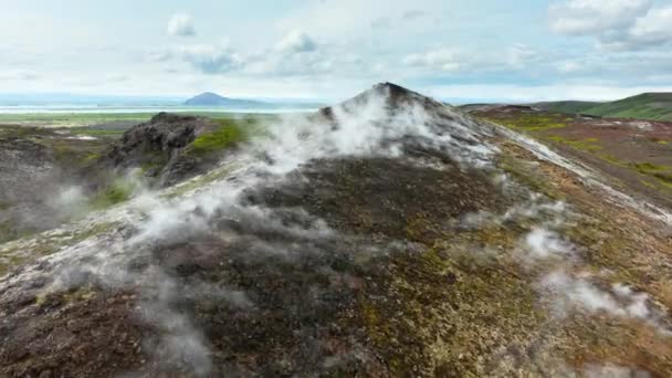 在地球空中俯瞰下 密瓦特湖附近的地热地区在自然中的密瓦特恩烟雾山冰岛烟雾从山顶升起夏日阳光下的火山活动岩浆 高质量的4K镜头 — 图库视频影像