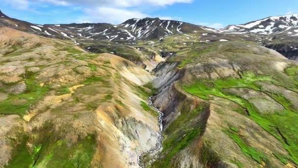Kolorowe Pasmo Górskie Islandii Lato Inspirujące Krajobraz Śniegiem Trawą Rzeka — Wideo stockowe