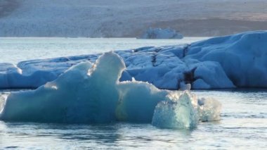 Mavi Buzdağlarından Kaçış Saf İzlanda Kristali Açık Mavi Buz Tuzlu Su Yüzüyor Turkuaz Buz Turkuaz Popüler Turistik Turizm Bölgesi Jokulsarlon Buzul Gölü.