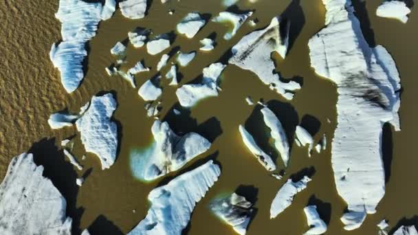 Große Eisbrocken Schwimmen Der Braunen Gletscherlagune Island Globale Erwärmung Und — Stockvideo