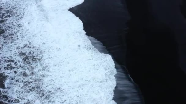 Island Černá Písečná Pláž Obrovskými Vlnami Reynisfjara Vik Letecké Kinematografické — Stock video