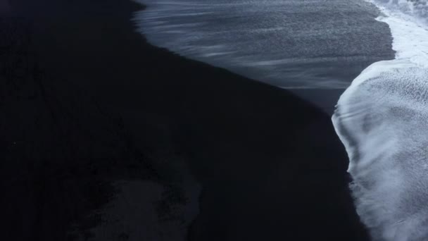 アイスランドの黒い砂浜 レイニス フィハラ ヴァイクの巨大な波 空中映像 ビデオ 上からの美しいアイスランドの自然の海岸線 高品質の4K映像 — ストック動画