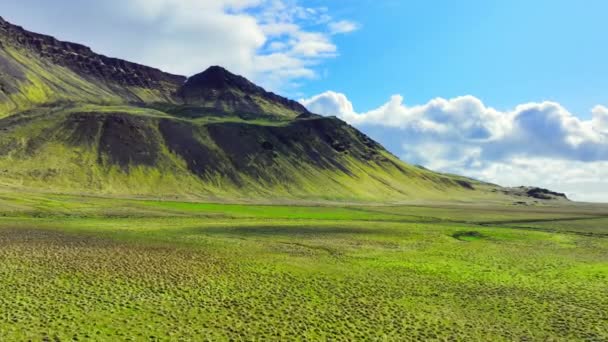 Landschaftliche Landschaft Island Berge Mit Grünem Gras Frühling Blauer Himmel — Stockvideo