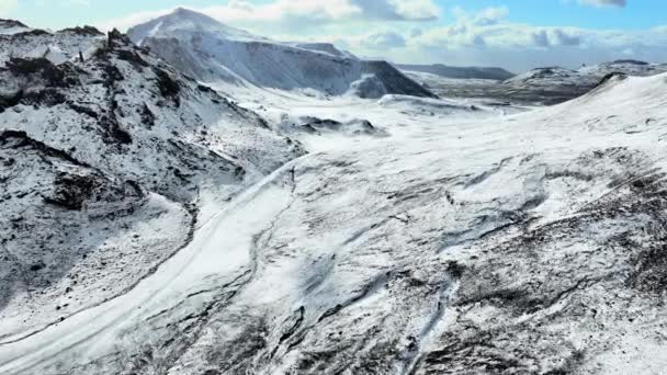 Widok Lotu Ptaka Krajobraz Gór Śniegu Islandii Pod Błękitnym Niebem — Wideo stockowe