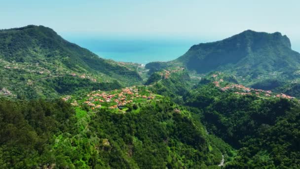 小さな町の上空 夏の黄金の時間帯の山の村 マデイラ ポルトガル 高品質の4K映像 — ストック動画