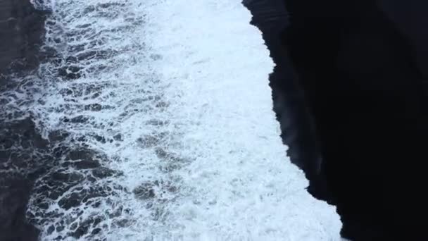 Исландский Пляж Черным Песком Огромными Волнами Рейнисфьяра Вик Воздушное Кино — стоковое видео