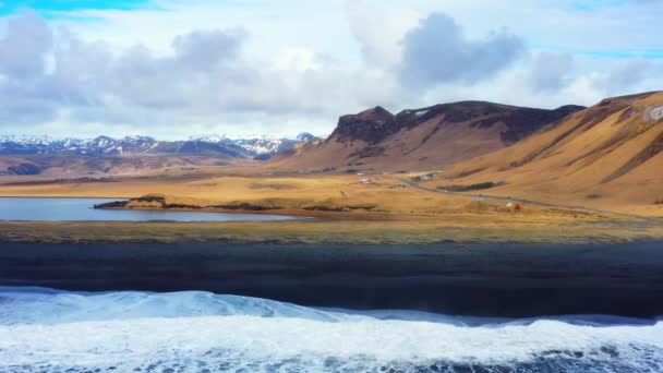 Исландский Пляж Черным Песком Огромными Волнами Рейнисфьяра Вик Воздушное Кино — стоковое видео