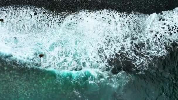 Чистые Синие Океанские Водные Волны Световыми Отражениями Медленном Движении Мощная — стоковое видео