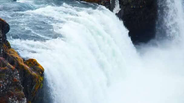 Wodospad Islandii Czysta Woda Lodowcowa Przepływająca Przez Wysokie Klify Ogromny Wideo Stockowe bez tantiem