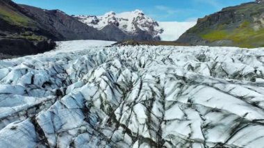 İzlanda 'daki Doğa Vatnajokull Buzulu beyaz kar ve mavi buz mevsimi mevsimi manzarası 4k. Yüksek kalite 4k görüntü