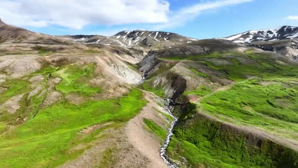 Барвистий Гірський Хребет Річка Водоспадами Влітку Надихаючий Пейзаж Ісландії — стокове відео