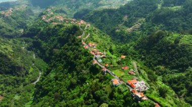 Küçük bir kasabanın üstündeki havadan, yaz aylarında sahildeki Village at Mountain 'dan. Madeira, Portekiz. Yüksek kalite 4k görüntü