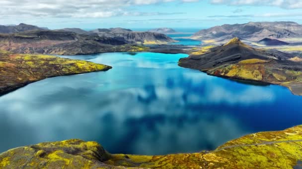 Lago Montanha Reflexão Pitoresca Nuvens Água Glacial Clara Paisagem Aérea — Vídeo de Stock