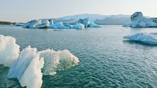 Stora Bitar Ice Float Turkos Glaciärlagun Island Clear Blue Icebergs — Stockvideo