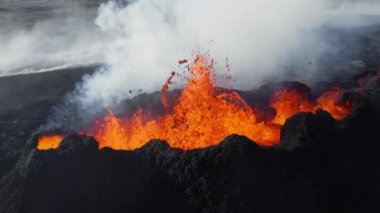 Volkan patlaması, İzlanda 'da yerden kızgın lav püskürmesi, insansız hava aracı aktif volkanik kraterin üzerinde uçması. Litli Hrutur Patlaması 2023. Yüksek kalite 4k görüntü