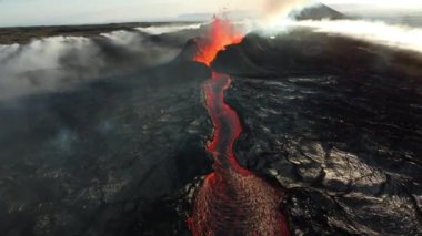 Volkan patlaması, İzlanda 'da yerden kızgın lav püskürmesi, insansız hava aracı aktif volkanik kraterin üzerinde uçması. Litli Hrutur Patlaması 2023. Yüksek kalite 4k görüntü