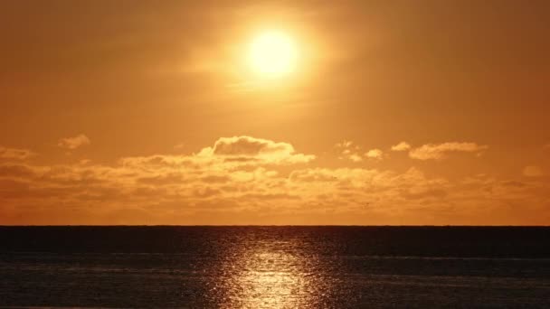 Драматический Морской Закат Горящее Небо Сияющие Волны Теплые Облака Чистая — стоковое видео