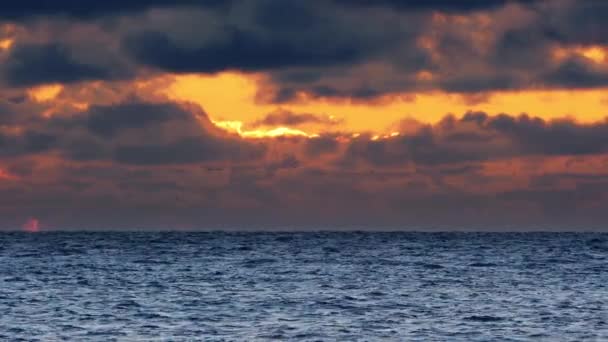 Klidné Moře Při Západu Slunce Krásná Čistá Oceánská Voda Večer — Stock video