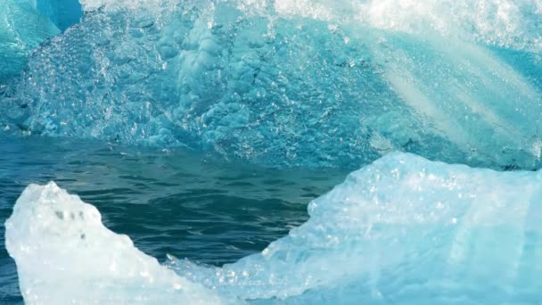 氷河からの青い氷山 ピュア ネイチャー アイスランド クリスタルクリア塩水に浮かぶ青い氷ターコイズブロック人気の観光地ジョクルサロン氷河ラグーン — ストック動画