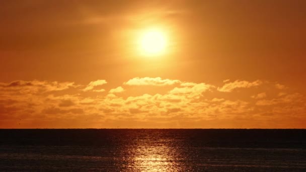 Dramatický Západ Slunce Hořící Nebe Zářící Vlny Teplé Mraky Čistá — Stock video