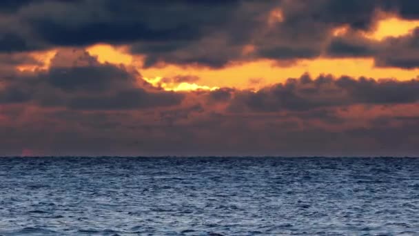 Dramatický Západ Slunce Hořící Nebe Zářící Vlny Teplé Mraky Čistá — Stock video