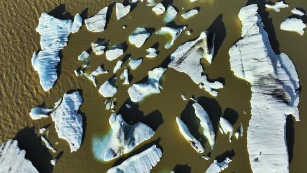 Icebergs Великі Шматочки Льодовикового Пливу Коричневій Льодовиковій Лагуні Ісландія Глобальне — стокове відео