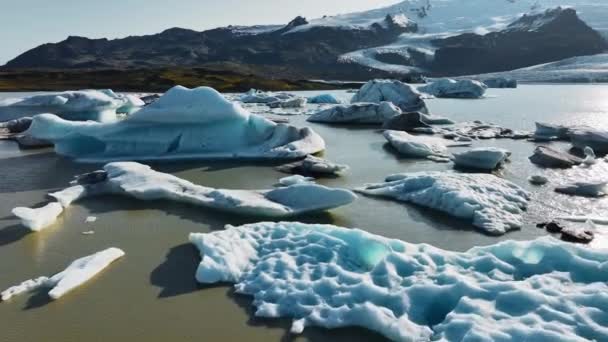 Ijsbergen Grote Brokken Ijs Drijven Bruine Gletsjerlagune Ijsland Opwarming Van — Stockvideo